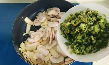 倒入雪里蕻咸菜翻炒