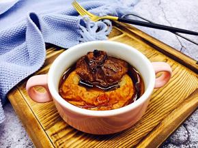 把整只梨放在小碗里时，揭开梨“盖”，梨汁“咕嘟咕嘟”冒着小泡泡，极有诱惑了。