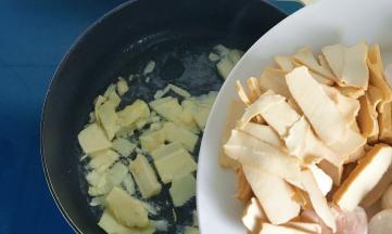 倒入豆腐干翻炒