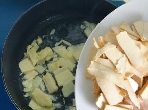 倒入豆腐干翻炒