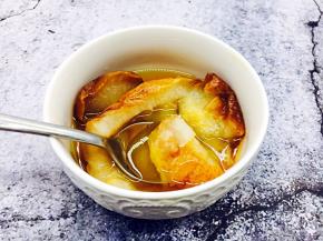 用小勺轻轻一舀，梨肉棉软，入口即化，梨味香气四溢，吃后感觉清清爽爽。