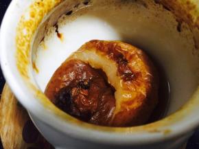 这是烤了1个小时20分钟的状态，梨肉绵软，梨汁溢出，但是由于火大了，梨汁被烤糊了一部分。所以建议大家文火160度慢烤。