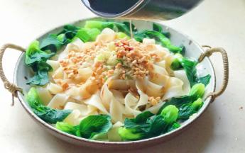 淋上滚烫的油，听到呲呲的声音，香气扑鼻啊