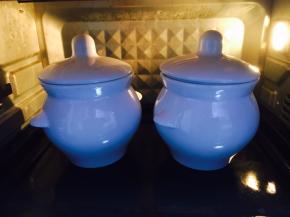 把梨放在烤碗里，盖上碗盖儿，放入烤箱中下层。 我参考过别的方子，她们不把梨放在烤碗里，直接放在烤盘上烤，等有时间我也试试。我想那样烤，梨就不能烤的太软，否则梨汁溢出就浪费了，但是那样梨的形状漂亮。