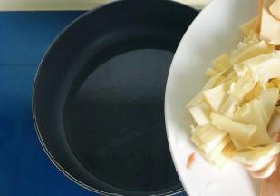 热锅冷油放入冬笋片翻炒