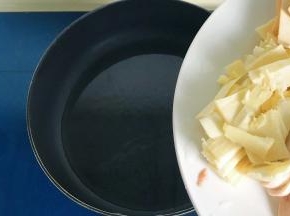 热锅冷油放入冬笋片翻炒