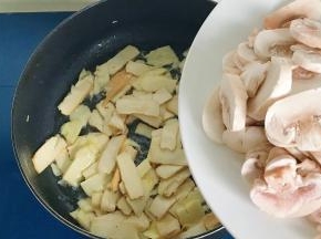 倒入蘑菇翻炒