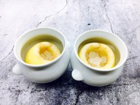 把梨盏放入烤碗里。