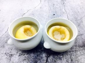 把梨盏放入烤碗里。