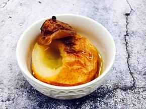 把梨盛出来，梨汁粘稠呈蜜糖色，梨有些软塌但是梨皮完好无损。