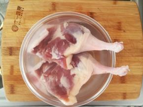 鸭腿冷水浸泡，去血水。