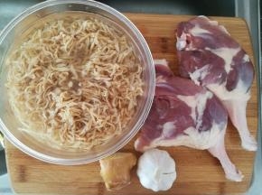 食材集合。泡发的干萝卜丝，鸭腿，生姜，大蒜