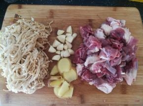 鸭肉剁块。生姜切片，大蒜对半切开。萝卜丝捏干水分。