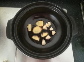 砂锅热油，放入生姜，大蒜煸香。