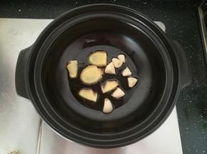 砂锅热油，放入生姜，大蒜煸香。