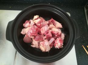 加入鸭肉翻炒，