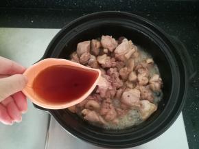 炒至鸭肉变白，加入料酒