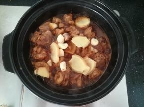 翻炒均匀，炖两三3分钟