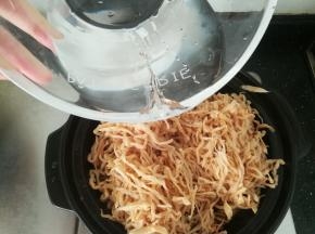 加入适量的清水，小火炖煮半个小时。
