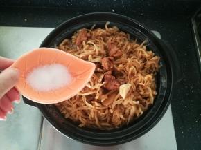 加入食盐调味。继续炖煮10分钟。即可。