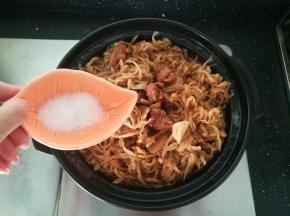 加入食盐调味。继续炖煮10分钟。即可。