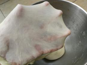 大约再揉7分钟，面团能拉出薄而韧的手套膜，和面完成