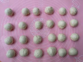 等量分成24份小面团，每个大约21g