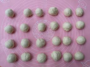 等量分成24份小面团，每个大约21g