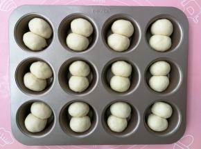如图将每两个小面团放入12连模具的一个小格子里，全部摆放好
