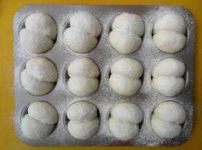 放入烤箱，开启发酵模式进行二发，大约40分钟，发至2.5倍大，然后在发酵好的面团表面筛上薄薄一层高粉装饰