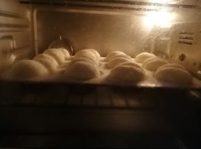 烤箱180度预热5分钟，烤盘送入烤箱中层上下火180度烘烤15分钟左右