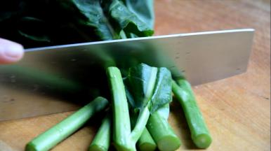 芥兰洗净切段