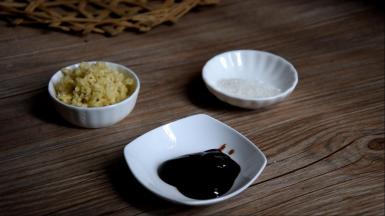 准备好姜末、蚝油和白糖