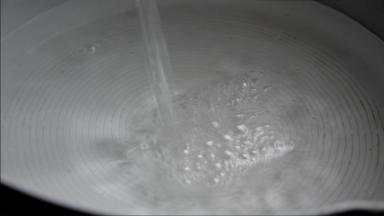 锅里加入适量水烧开