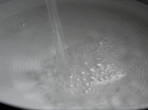 锅里加入适量水烧开