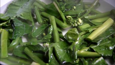 倒入芥兰焯水三分钟左右捞出沥水