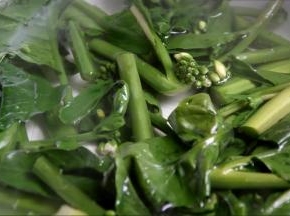 倒入芥兰焯水三分钟左右捞出沥水