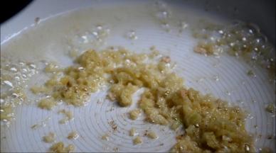 起锅热油，倒入姜末炒香