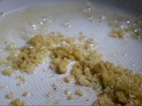 起锅热油，倒入姜末炒香