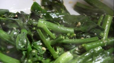 倒入芥兰段翻炒几分钟