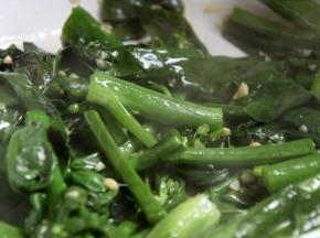 倒入芥兰段翻炒几分钟