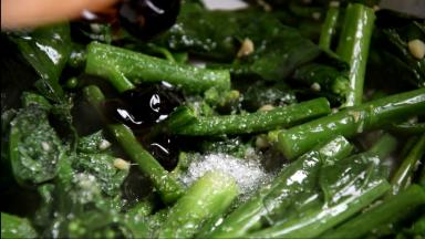 加入白糖和蚝油