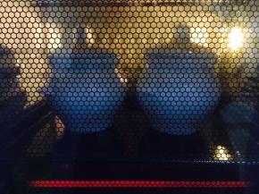 我烤的时候，上下火设置的是200度，烤了1个小时20分钟。 实践证明我设置的温度太高了，烤梨需要文火烤制，我忽略了这点，下次设置上下火160度试试。