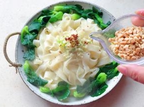再撒上花生碎