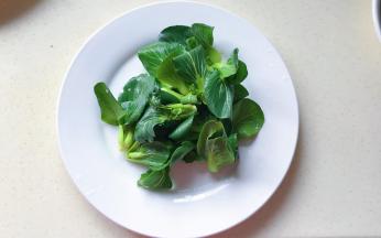小青菜洗净备用