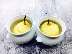 把梨盏的盖儿盖上。图中的梨把我没有剪掉，我当时想留着梨把是为了美观漂亮的，实际上是必须剪下去的，不然烤的时候梨把先糊了。