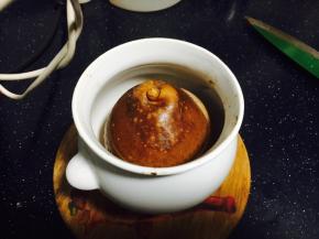 这是烤了30分钟时的状态，冰糖化了一半，梨的颜色变成深色，用牙签戳戳梨肉，梨肉还很硬。