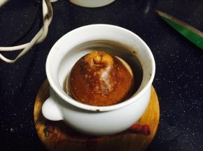 这是烤了30分钟时的状态，冰糖化了一半，梨的颜色变成深色，用牙签戳戳梨肉，梨肉还很硬。