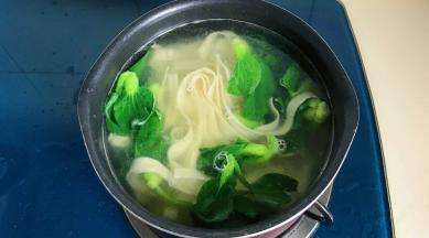 锅里放水煮面条和青菜