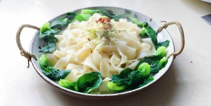 面条上面放上蒜、葱、辣椒面